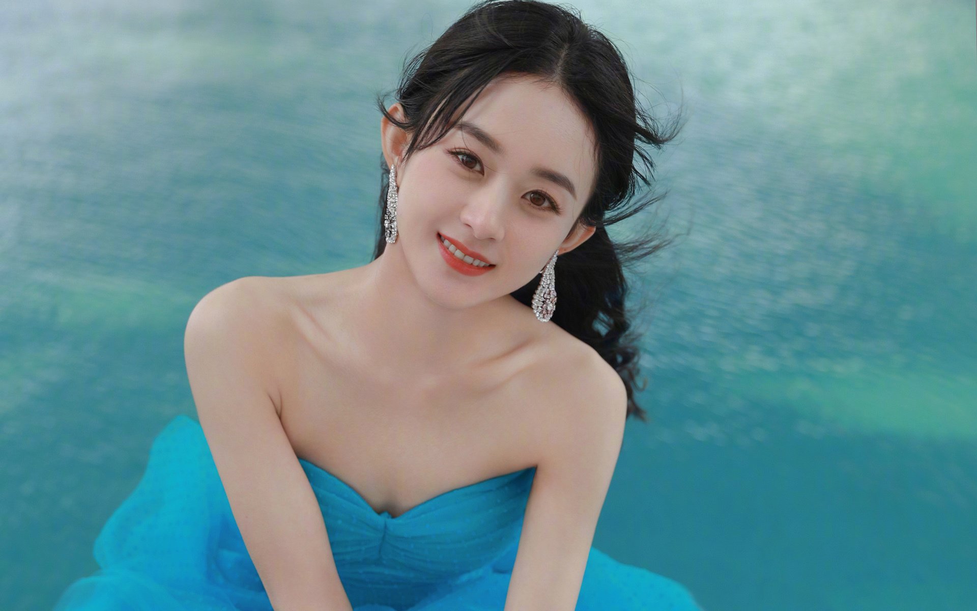 乐鱼电竞-詹姆斯赛后与对手深情拥抱致敬，詹姆斯跟队友赛前做的动作